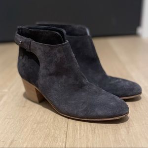 Vince. Grey suede booties